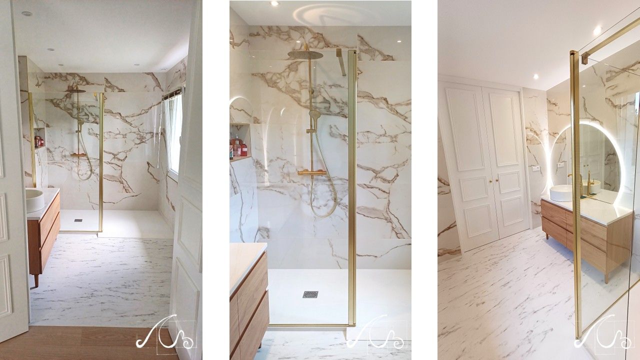 La nouvelle salle de bain, avec son décor marbre et ses dorures.