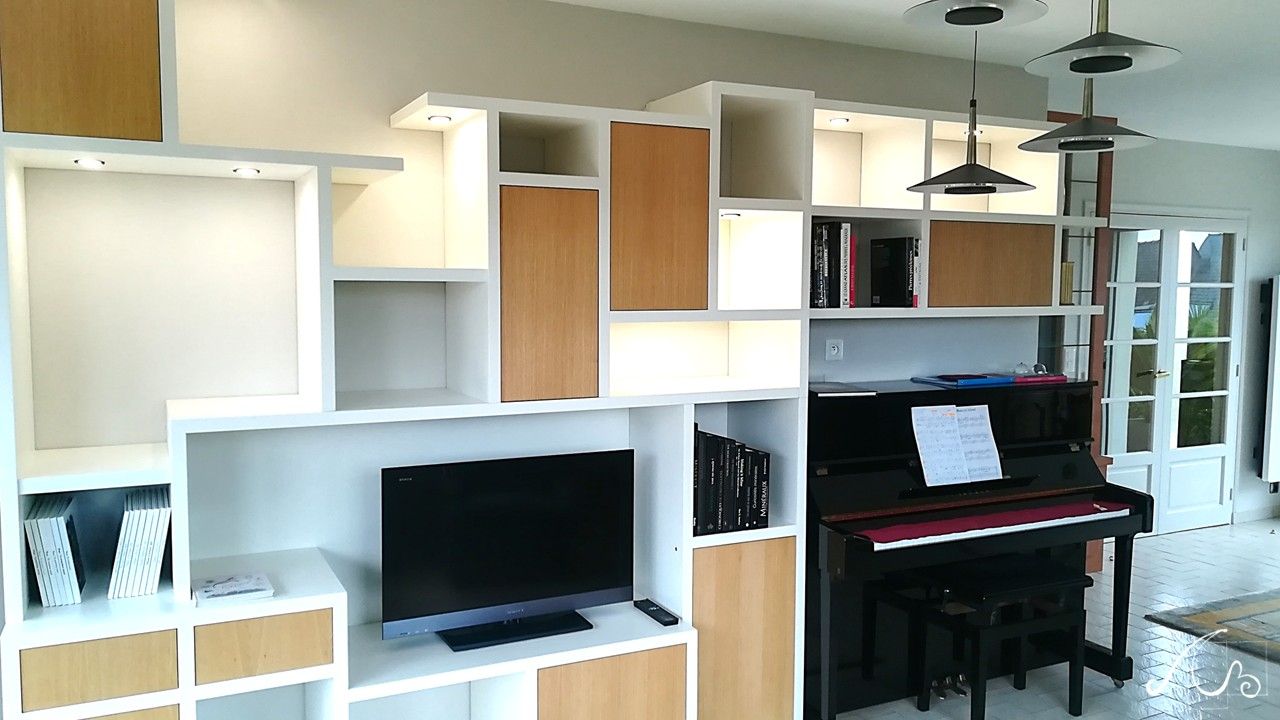 Le salon après les travaux. Le meuble sur mesure apporte modernité, fonctionnalité et luminosité.